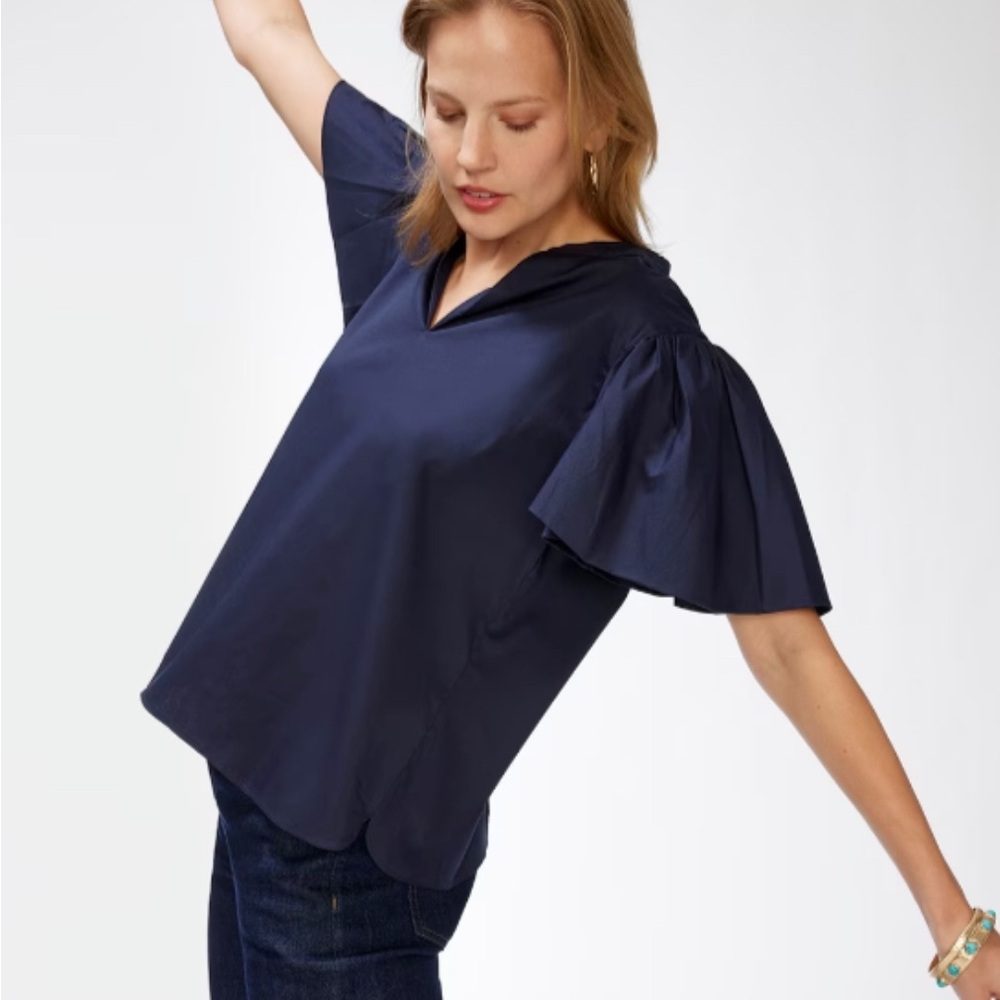 NWT Chicos Navy Blouse. A-line cut with split neck detail. Puff sleeve.